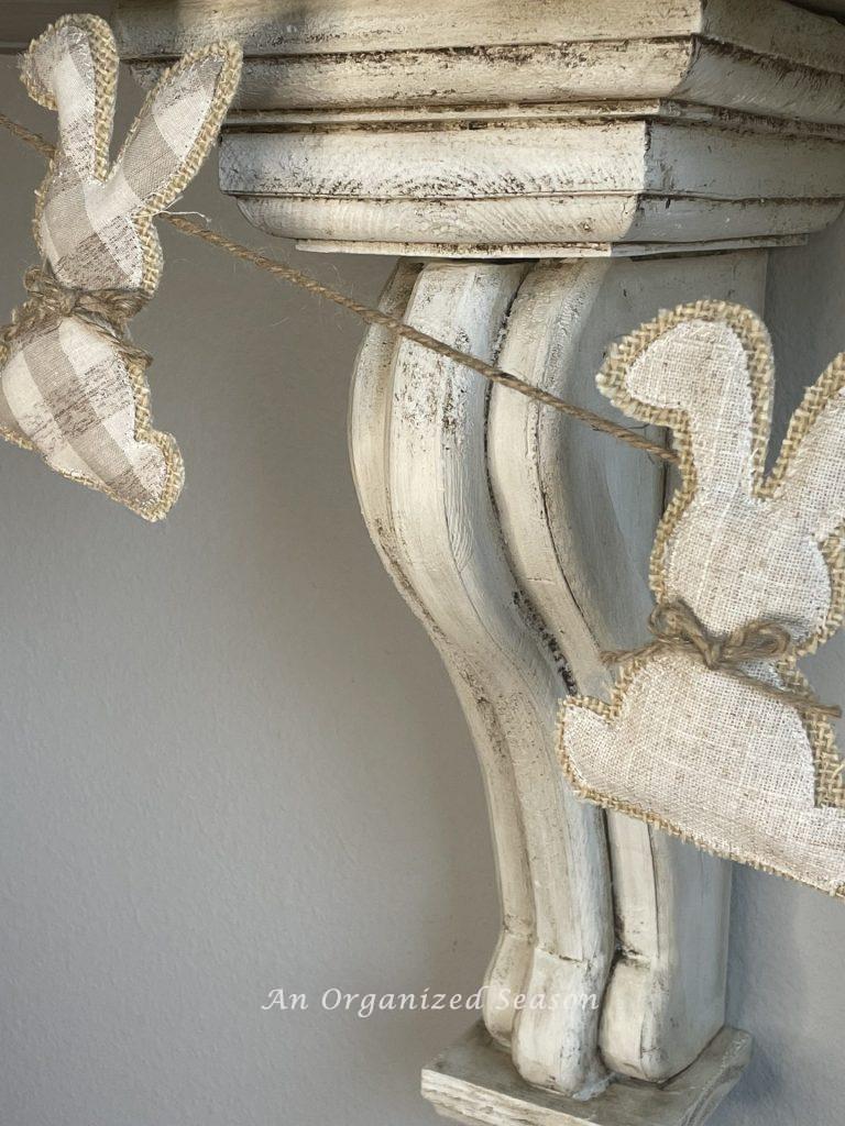 Burlap bunny garland, an idea to decorate your home for Spring.
