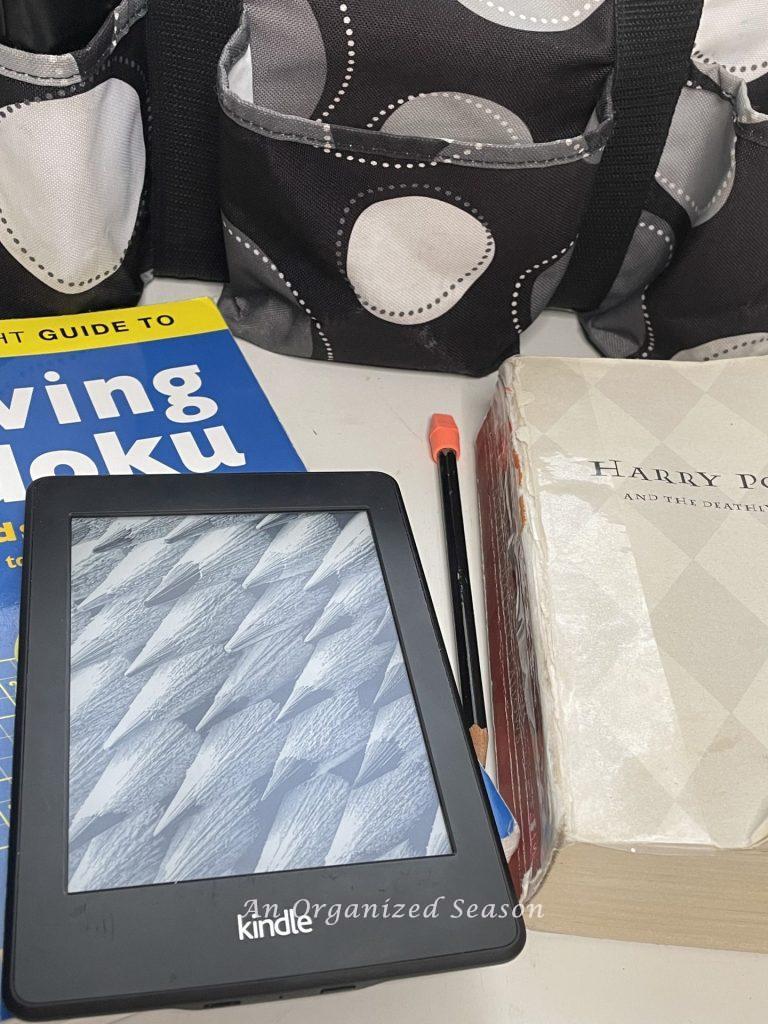 Fifth practical tip to organize a pool bag, add books or a Kindle.