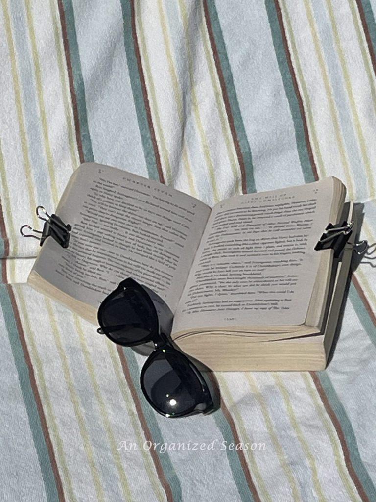 Sixth practical tip to organize a pool bag, use clips to hold book pages.