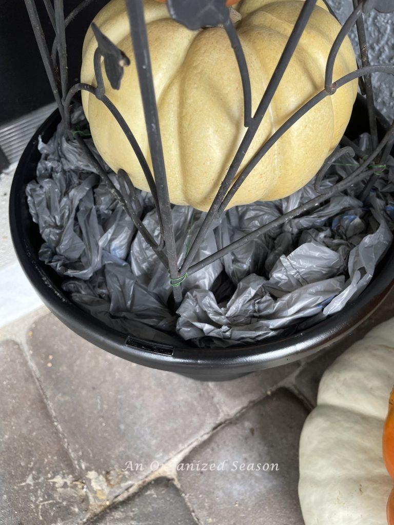 Fill the top of the flower pot with plastic shopping bags.