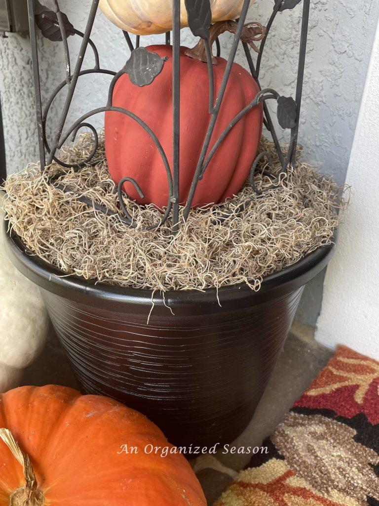 Place moss over the shopping bags to cover them and the floral wires. 