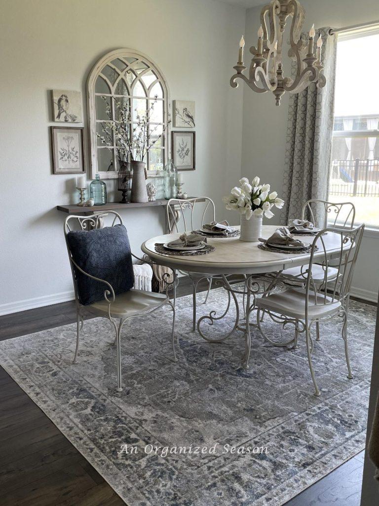 A neutral rug under a table in a kitchen eat-in area. 