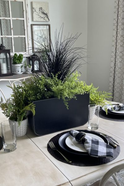 Table decorated with black and white for Father's Day.