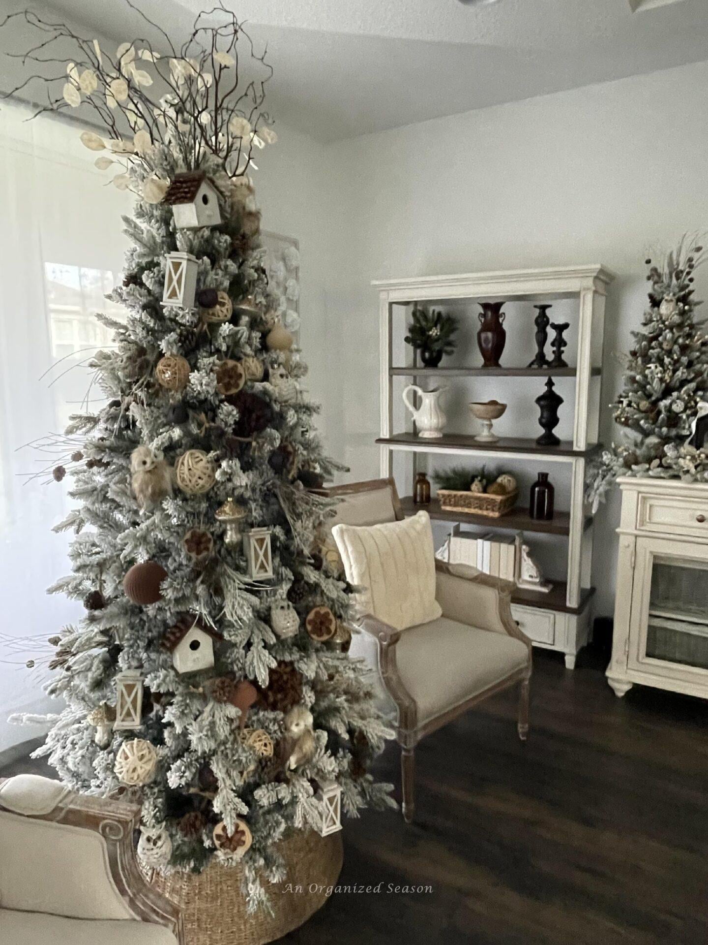 Create a Beautiful Winter Wonderland With a Woodland Christmas Tree ...