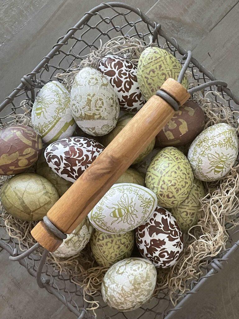 Decoupage Easter eggs. 