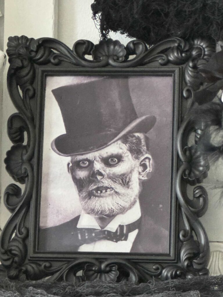 A picture of a ghost in a top hat. 