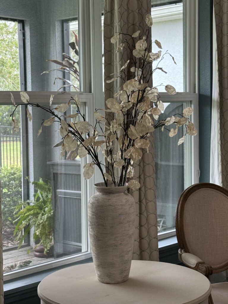 A large vase with silver dollar stems. 