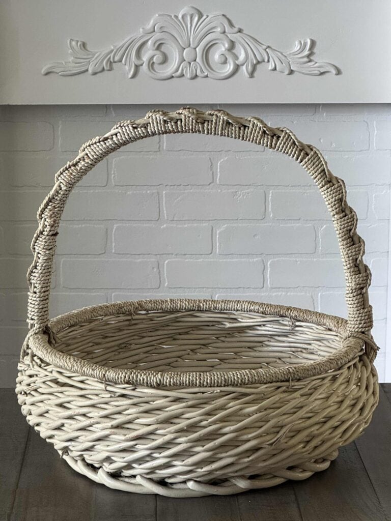 A white vintage basket.